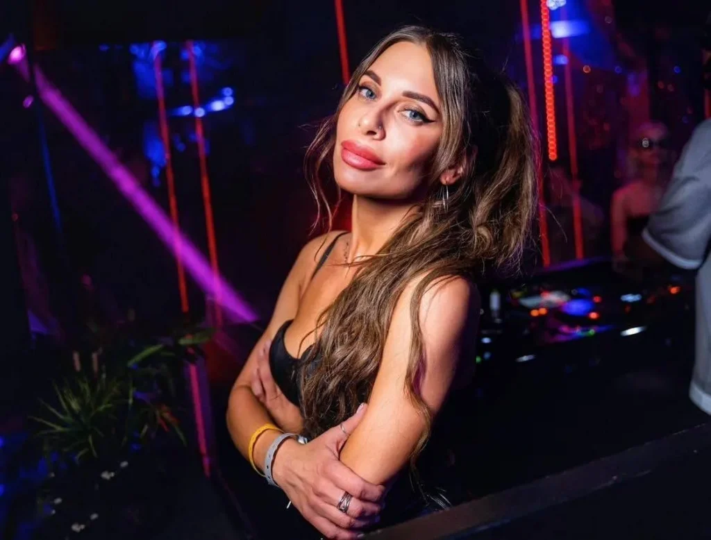 Эскортница